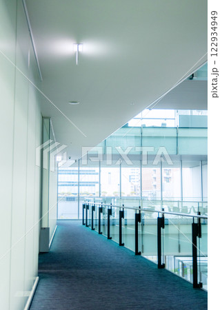 都会のオフィスの通路 122934949