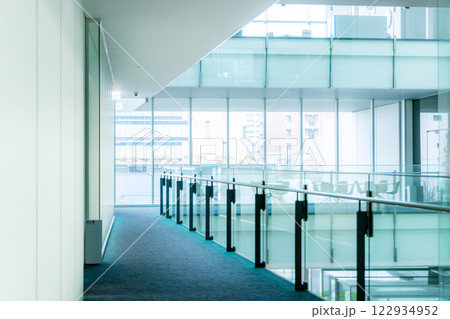 都会のオフィスの通路 都会のオフィスの通路 122934952