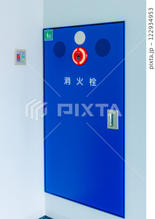 青い消火栓 122934953