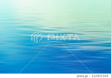 穏やかな海の水面 122935104