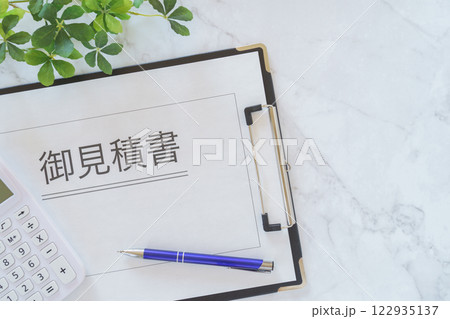 電卓と見積書｜白い大理石背景 122935137