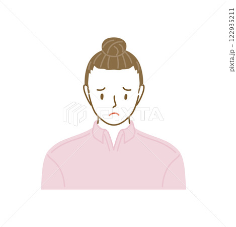 正面から見た薄毛の若い女性（ひっつめ髪） 122935211