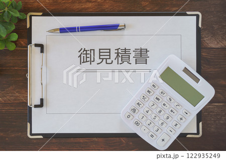 電卓と見積書｜木目背景 122935249