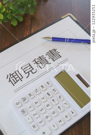電卓と見積書|木目背景 電卓と見積書|木目背景 122935251