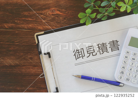 電卓と見積書|木目背景 電卓と見積書|木目背景 122935252