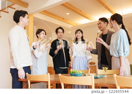 ホームパーティーで乾杯する男女 122935544