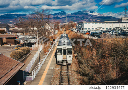 列車と浅間山【美里駅】 列車と浅間山【美里駅】 122935675