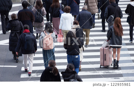 ハイアングルで撮影した冬の朝の都市の交差点で横断歩道を渡る人々の姿 122935981