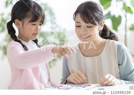 保育士と園児 122936130