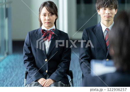 面接を受ける高校生 122936257
