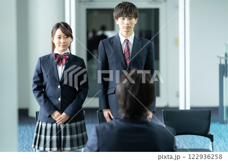 面接を受ける高校生 122936258