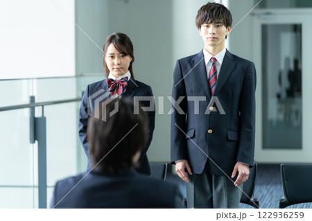 面接を受ける高校生 122936259