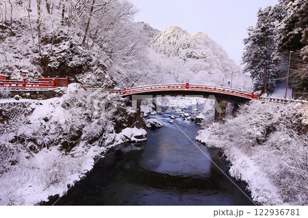 日光市　日光二荒山神社　神橋の雪景色 122936781