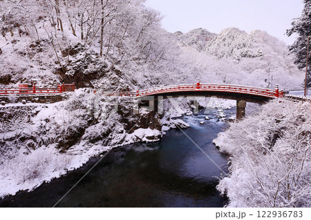 日光市 日光二荒山神社 神橋の雪景色 日光市 日光二荒山神社 神橋の雪景色 122936783