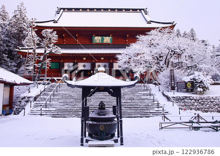 日光市　日光山輪王寺の雪景色 122936786