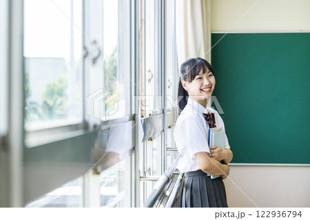 女子高生 ポートレート 笑顔 横顔 女子高生 ポートレート 笑顔 横顔 122936794