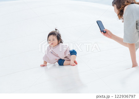 【巨大な遊具で乳幼児を撮影するママ】 【巨大な遊具で乳幼児を撮影するママ】 122936797