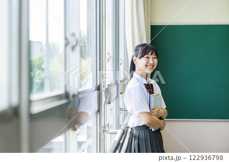 女子高生 ポートレート 笑顔 横顔 女子高生 ポートレート 笑顔 横顔 122936798