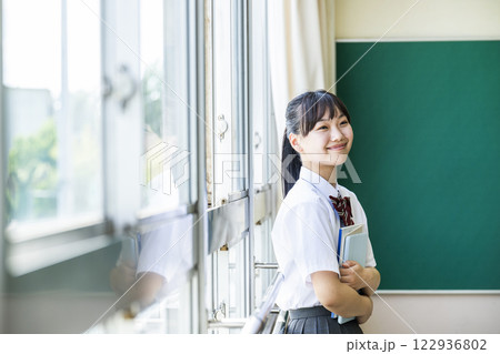 女子高生　ポートレート　横顔　思う 122936802