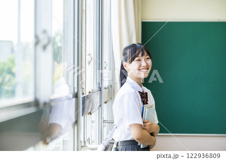 女子高生 ポートレート 笑顔 横顔 女子高生 ポートレート 笑顔 横顔 122936809