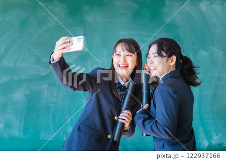卒業証書を持って教室で自撮りする女子高生 122937166