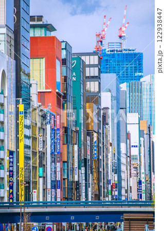日本の東京都市景観 東京・銀座の街などを望む。画面奥には再開発の巨大ビルが見える=令和7年2月5日 日本の東京都市景観 東京・銀座の街などを望む。画面奥には再開発の巨大ビルが見える=令和7年2月5日 122938447