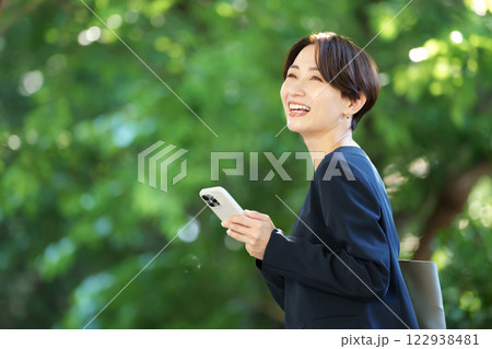 女性　ビジネス　スマートフォン 122938481