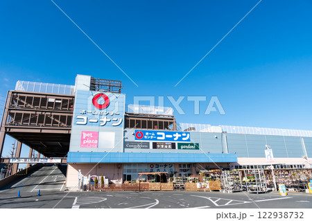 コーナン三鷹店でショッピング　冬晴れの青空　東京都三鷹市野崎 122938732