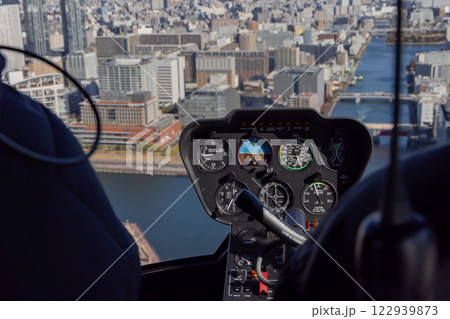 東京　空撮　遊覧　ヘリコプター　コクピット 122939873