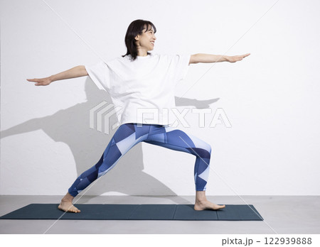ヨガをするミドル女性 122939888