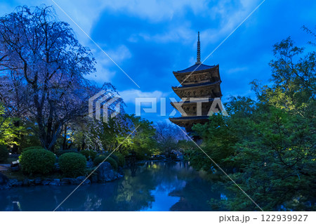ライトアップされた東寺の五重塔　東寺の五重塔と桜の夜景　京都観光名所　東寺の夜桜の風景 122939927