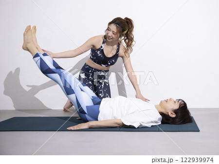 運動する女性とトレーナー 122939974