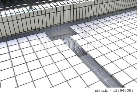 バルコニーの排水口のゴミ詰まり　プール状態　危険 122940098