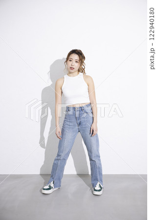 ダンスをする可愛い女性 122940180