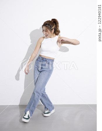 ダンスをする可愛い女性 122940181