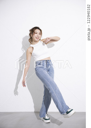ダンスをする可愛い女性 122940182