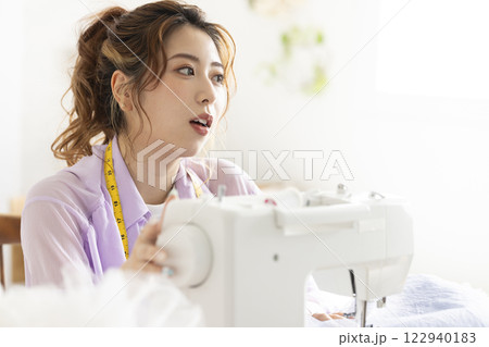 ミシンを使うかわいい女性 122940183