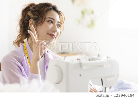 ミシンを使うかわいい女性 ミシンを使うかわいい女性 122940184