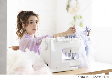 ミシンを使うかわいい女性 122940186