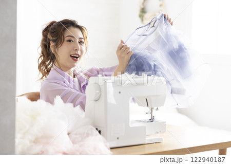 ミシンを使うかわいい女性 122940187