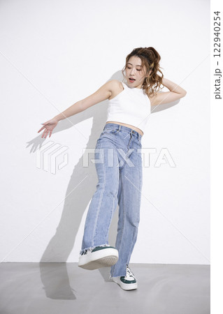 ダンスをする可愛い女性 122940254