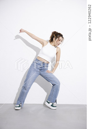 ダンスをする可愛い女性 122940262