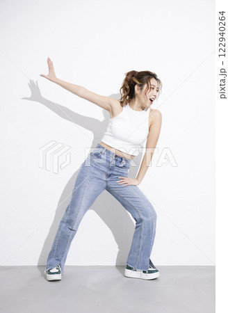 ダンスをする可愛い女性 ダンスをする可愛い女性 122940264