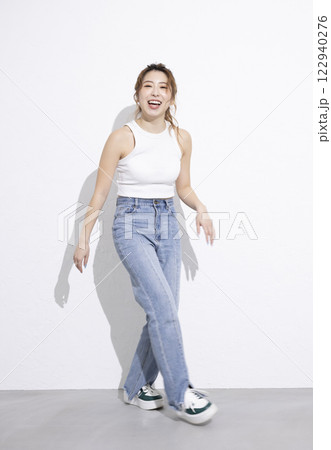 ダンスをする可愛い女性 122940276