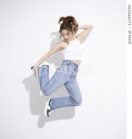 ダンスをする可愛い女性 122940580