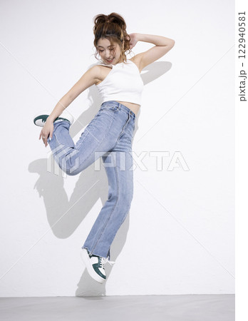 ダンスをする可愛い女性 ダンスをする可愛い女性 122940581