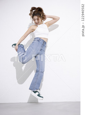 ダンスをする可愛い女性 122940582