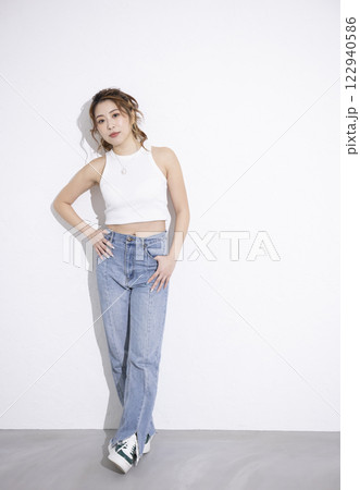 ジーンズをはいた可愛い女性 122940586