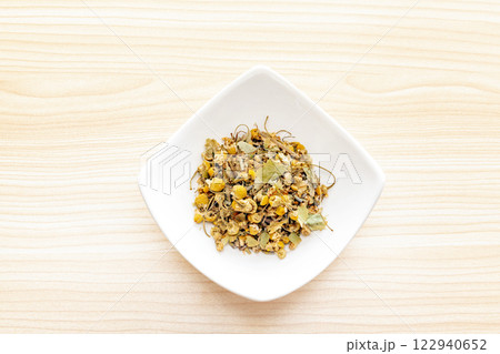 リラックス効果と不眠症対策にハーブティを飲む（カモミール・ラベンダー他） 122940652