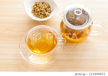 リラックス効果と不眠症対策にハーブティを飲む（カモミール・ラベンダー他） 122940653